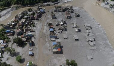Poplave u Nepalu i na Tibetu: Stradalo najmanje 900 ljudi, više od 4.700 se vodi kao nestalo, stotine tela sahranjeno u olitkim grobovima