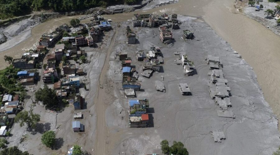 Poplave u Nepalu i na Tibetu: Stradalo najmanje 900 ljudi, više od 4.700 se vodi kao nestalo, stotine tela sahranjeno u olitkim grobovima