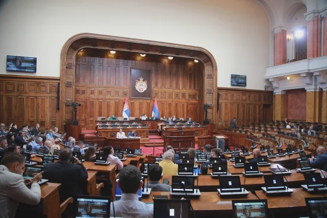 Usvojen rebalans budžeta i paket pomoći građanima u Skupštini Srbije