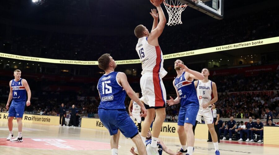 Srbija savladala Italiju u Pezaru i napravila korak ka Mundobasketu