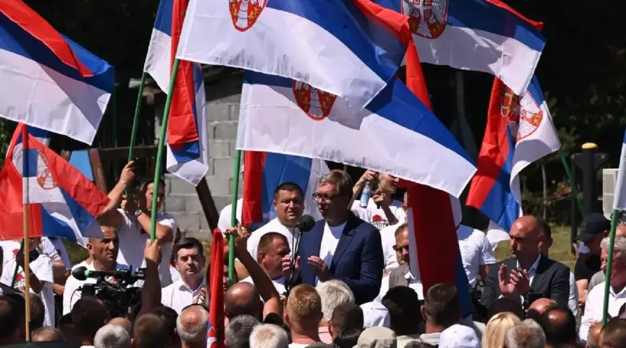 ANEM traži da se hitno otkrije ko su muškarci u crnom koji su napali novinare na Vučićevom skupu