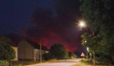 APOKALIPSA U DELIBLATSKOJ PEŠČARI: Dramatična noć, požar stigao do naselja,vetar ponovo raspiruje plamen!