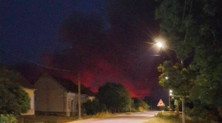 APOKALIPSA U DELIBLATSKOJ PEŠČARI: Dramatična noć, požar stigao do naselja,vetar ponovo raspiruje plamen!