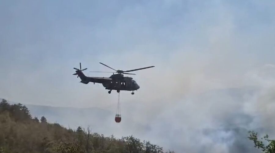 Borba da se vatri preseče put! I posle kiše na Stolovima se ne predaje, krunski požar na Goču, nad Deliblatskom peščarom i dalje helikopteri
