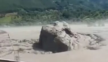 Bujica nosi stenu veličine autobusa, kotrlja se kroz blato neverovatnom snagom, kao da je od kartona