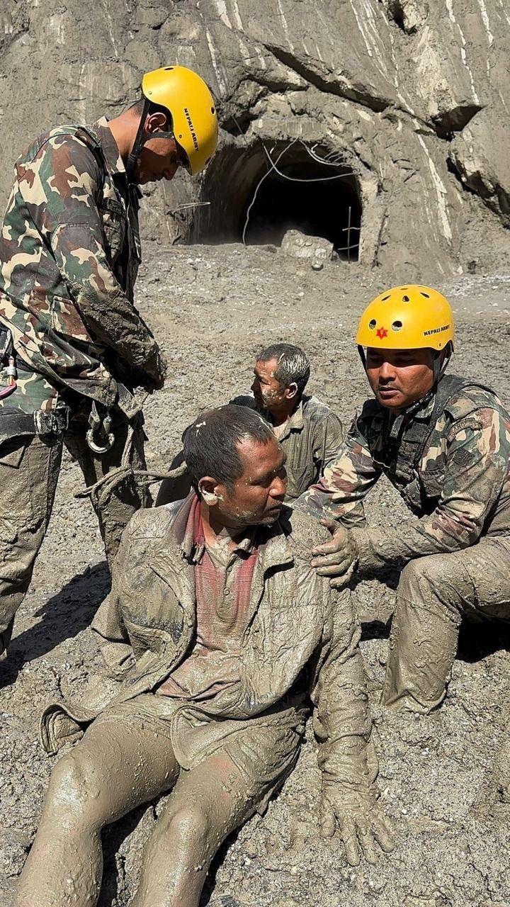 čovek spasen iz mulja i blata posle bujične poplave u Nepalu