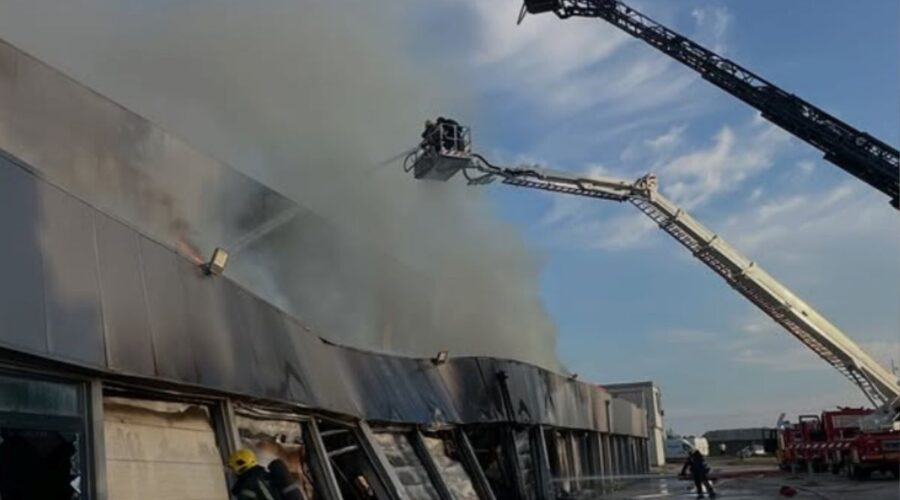 CEO NOVI SAD POD DIMOM: Gori magacin kurirske službe, čule se detonacije!