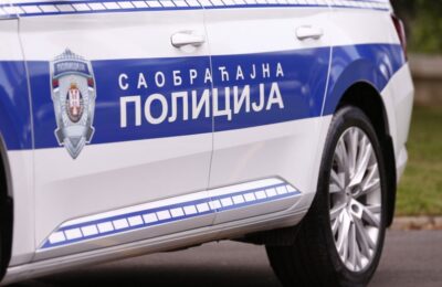 DVA DETETA POVREĐENA NA ZVEZDARI: Automobil naleteo na električni trotinet, maloletnici prebačeni u bolnicu!