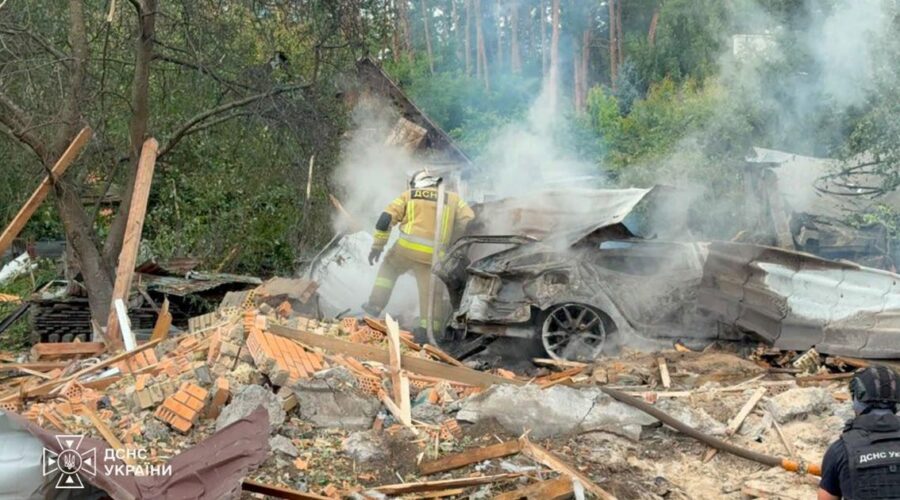 Eksplozije u Kijevu: Balističke rakete i dronovi izazvali paniku, delovi pali kod stambenih zgrada i škole