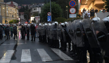 (Foto/video) Tenzije u Užicu: Sukobile se dve grupe građana, povređen snimatelj RTS