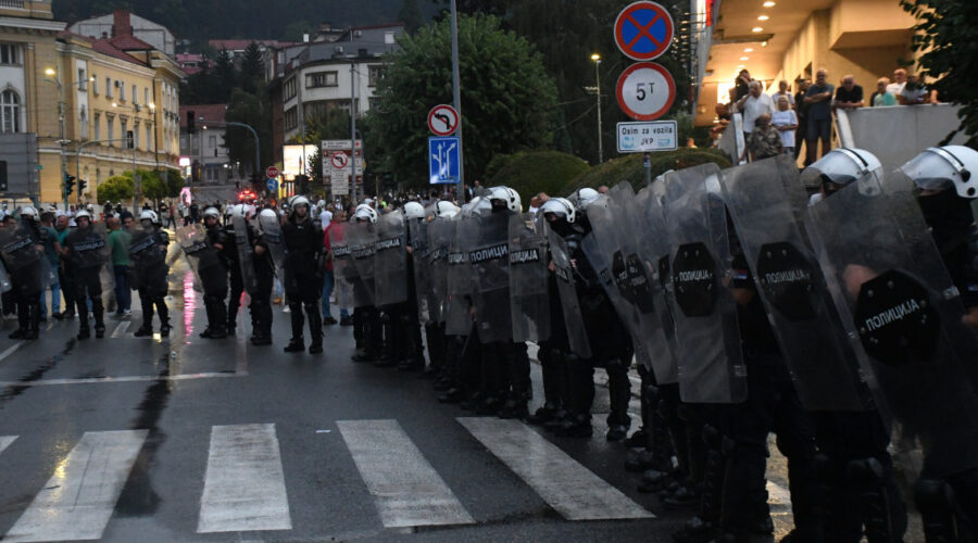 (Foto/video) Tenzije u Užicu: Sukobile se dve grupe građana, povređen snimatelj RTS