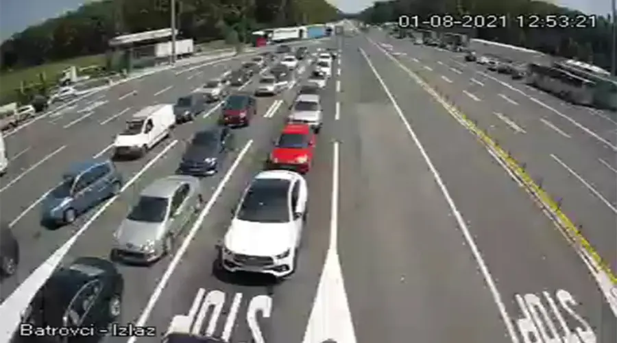 Gužve na putevima zbog završetka letnjih odmora, čekanje na nekoliko graničnih prelaza