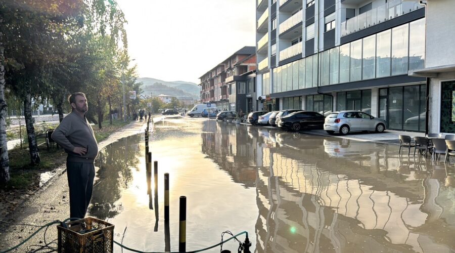 Havarija u Kragujevcu, pukla cev! Na ulicama potop: Pet naselja trenutno bez vode