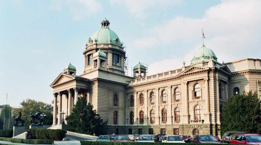 Jedina beba rođena u Skupštini Srbije! Sveštenik nije mogao da veruje gde se ovo desilo, priča o detetu rođenom ispod svečane sale
