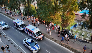 KRALJEVO ZAVIJENO U CRNO:Preminula petogodišnja devojčica koju je automobil pokosio na trotoaru!