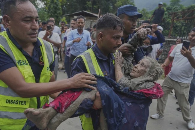 Ljudi iz više od 30 zemalja nestali u bujičnim poplavama u Nepalu i Kini, jedan i iz Srbije