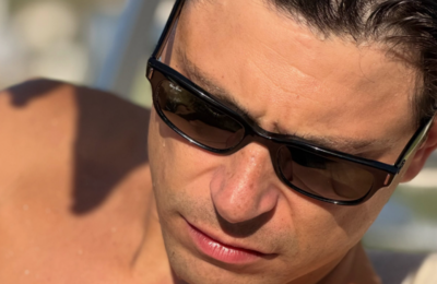 Marko Janketić se skroz opustio na letovanju Pozira u vodi, a tek da mu vidite ženu u kupaćem: Evo u koju zemlju su otputovali, ljubavna idila (foto)