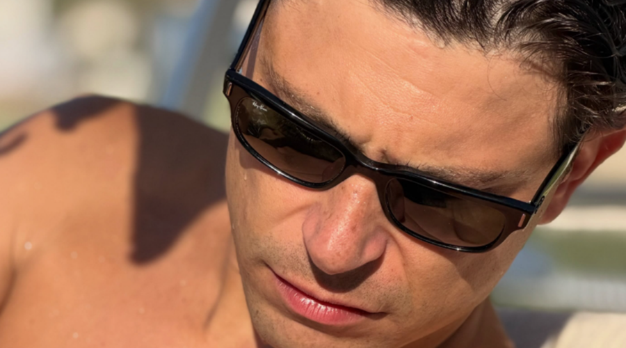 Marko Janketić se skroz opustio na letovanju Pozira u vodi, a tek da mu vidite ženu u kupaćem: Evo u koju zemlju su otputovali, ljubavna idila (foto)