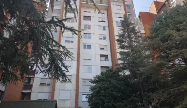 Misterija smrti majke i sina u soliteru u Nišu: Na telima nisu pronađeni tragovi nasilja, istraga se nastavlja