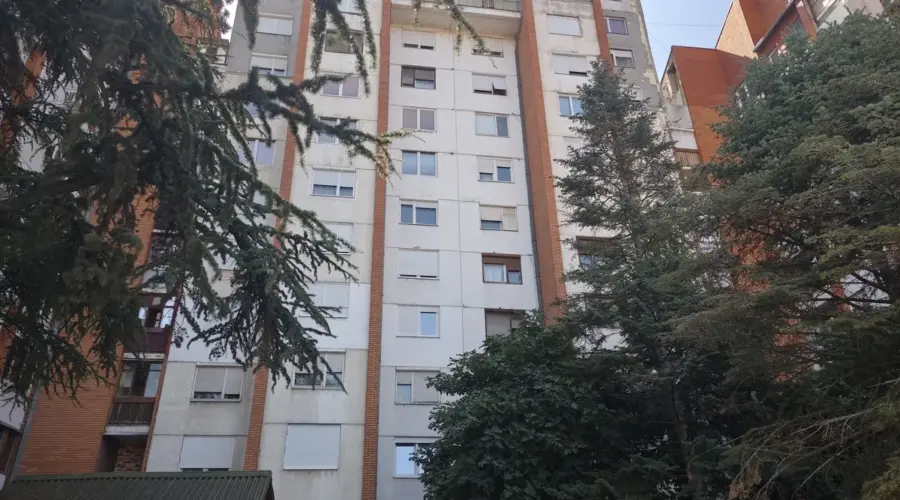 Misterija smrti majke i sina u soliteru u Nišu: Na telima nisu pronađeni tragovi nasilja, istraga se nastavlja