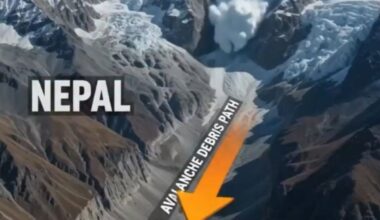 NAUČNICI OTKRILI RAZLOG KATASTROFE U NEPALU: Glečer veličine 28 fudbalskih terena se sručio sa Himalaja u jezero! (VIDEO)