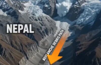 NAUČNICI OTKRILI RAZLOG KATASTROFE U NEPALU: Glečer veličine 28 fudbalskih terena se sručio sa Himalaja u jezero! (VIDEO)