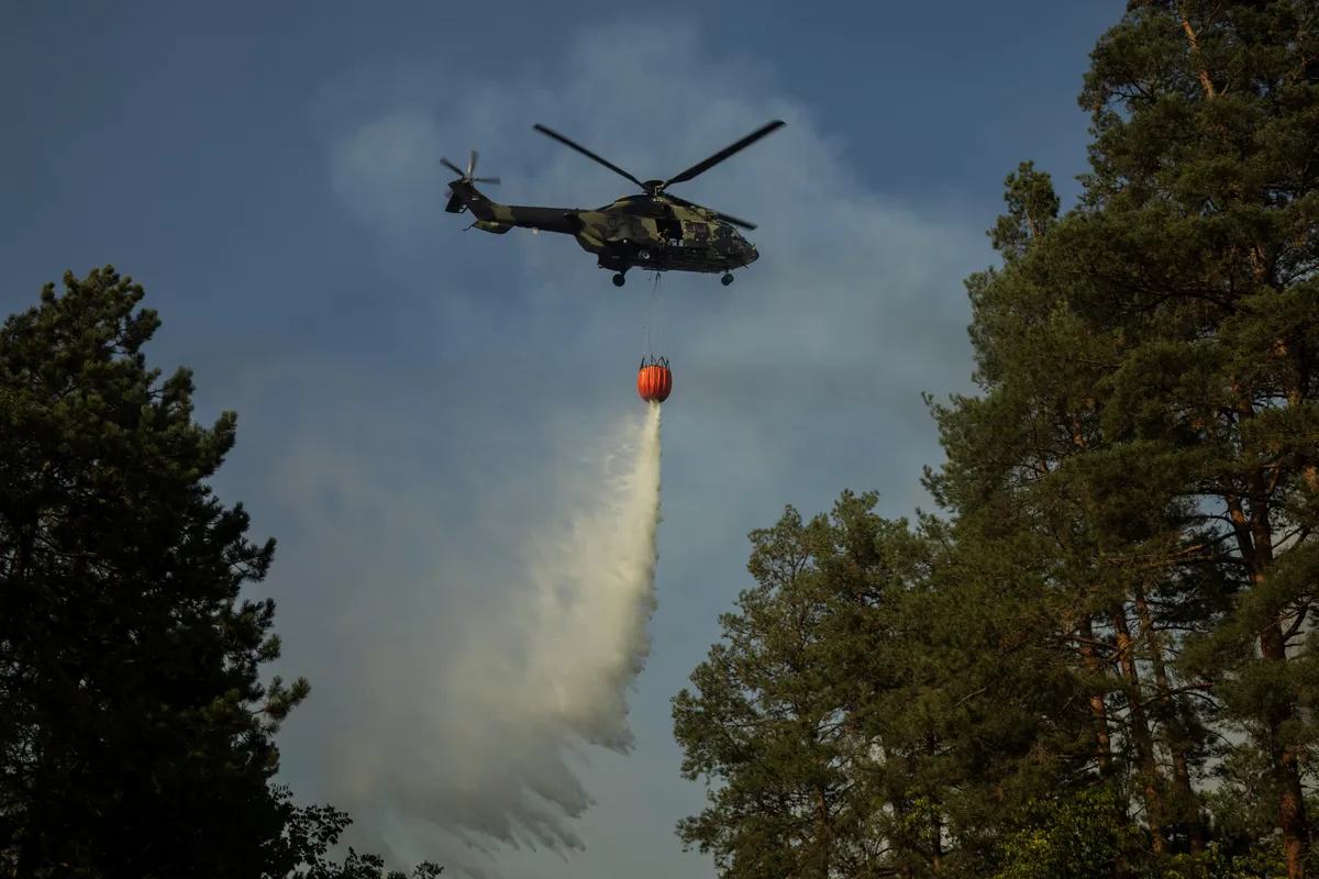 Na 50 metara iznad požara i sa 50 stepeni u kabini: Piloti VS otkrivaju kako izgleda gašenje požara iz helikoptera