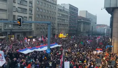 Napeto u centru Užica uoči i nakon skupa naprednjaka, koji je završen obraćanjem Vučića, policija sprečavala građane da priđu Trgu