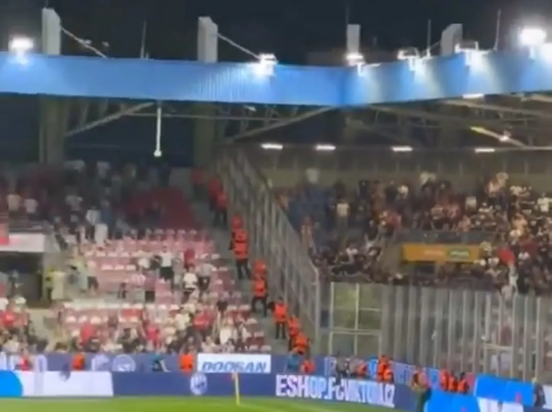 Navijači Zvezde oterali svoje fudbalere: Pogledajte scene posle epske bruke u Češkoj VIDEO