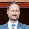 Norveška ima novog kralja! Hakon VIII preuzeo presto posle smrti oca Haralda! Bio je svedok brojnih skandala koji su…