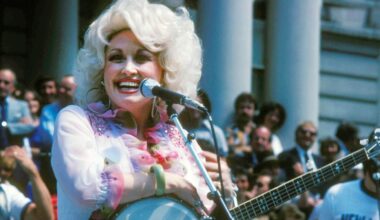 Oglasio se Tramp povodom smrti Doli Parton: “Počevši od večeras…”