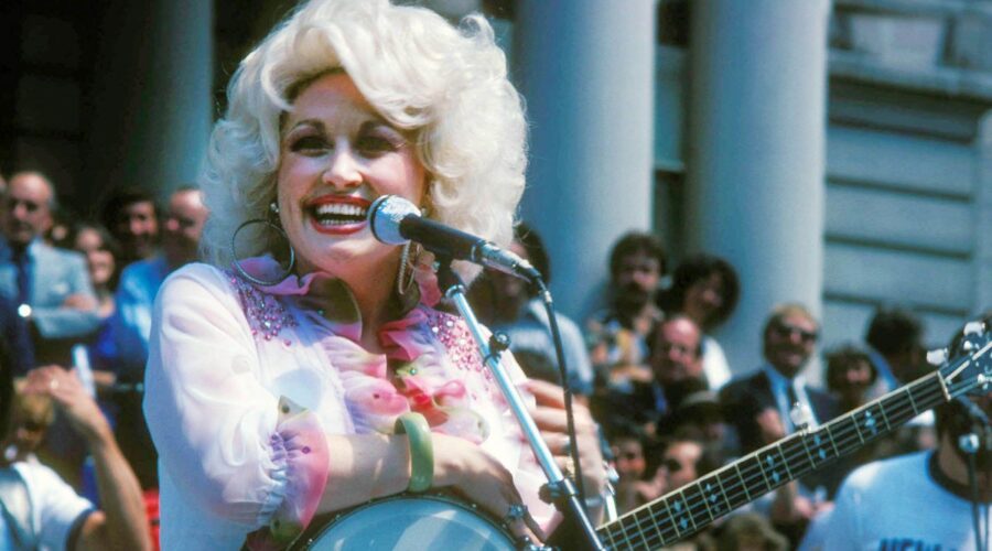 Oglasio se Tramp povodom smrti Doli Parton: “Počevši od večeras…”