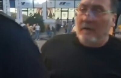 POCEPAO TRANSPARENT „TRUBI ZA STUDENTE“: Poslanik SNS pred policijom nasrnuo na građane u Šidu! (VIDEO)