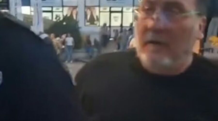 POCEPAO TRANSPARENT „TRUBI ZA STUDENTE“: Poslanik SNS pred policijom nasrnuo na građane u Šidu! (VIDEO)