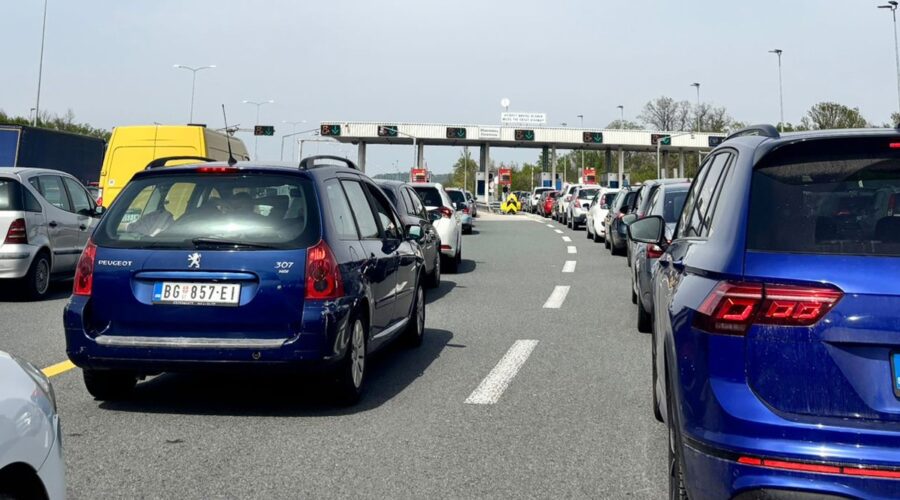 Počinje najveći talas gužvi! Putevi Srbije izdali hitno upozorenje za vikend: Ako krećete na put, ovo pravilo morate strogo da poštujete