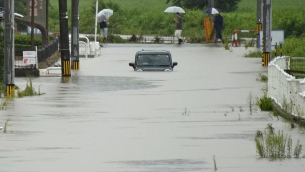 СТРАВИЧНИ ПРИЗОРИ ПОЛАВА, ВОДА НОСИ СВЕ ПРЕД СОБОМ: Најављене нове падавине, 111.000 људи мора хитно да се евакуише (ВИДЕО) СТРАВИЧНИ ПРИЗОРИ ПОЛАВА, ВОДА НОСИ СВЕ ПРЕД СОБОМ: Најављене нове падавине, 111.000 људи мора хитно да се евакуише (ВИДЕО)