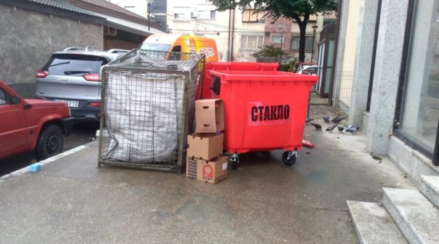 Postavljni kontejneri za staklo i karton