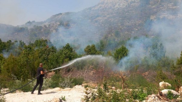 ПОЖАРИ И ДАЉЕ АКТИВНИ ШИРОМ РЕГИОНА: Проглашена и ванредна ситуација, ватрогасци на терену целу ноћ и дан (ФОТО/ВИДЕО) ПОЖАРИ И ДАЉЕ АКТИВНИ ШИРОМ РЕГИОНА: Проглашена и ванредна ситуација, ватрогасци на терену целу ноћ и дан (ФОТО/ВИДЕО)