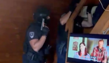 Predstavio se kao taksista, pa ih oteo i držao vezane na tavanu! Saslušani muškarci osumnjičeni za otmicu u Beogradu: Tukli ih i pretili ubistvom, pa tražili po 10.000 evra za otkup