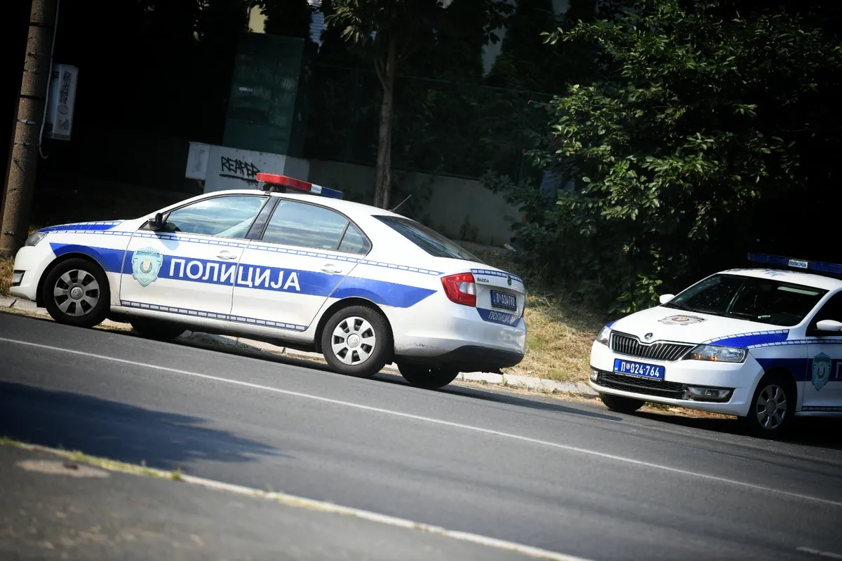 Prekršajna prijava protiv maloletnika u Kragujevcu: Skinuo zastavu SNS-a sa štanda i bacio je