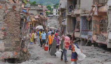 Preživeli u Nepalu i Kini stižu do sigurnih područja dok se čekaju vesti o oko 3.000 nestalih