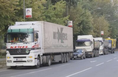 Protestna vožna profesionalnih vozača iz BiH kroz Sarajevo, okupili se ispred Delegacije EU