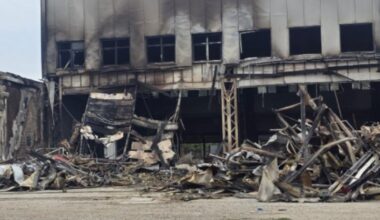 Prve slike magacina D Express-a nakon požara: Jutros vrveo od radnika, a sad izgleda kao oronula ruševina