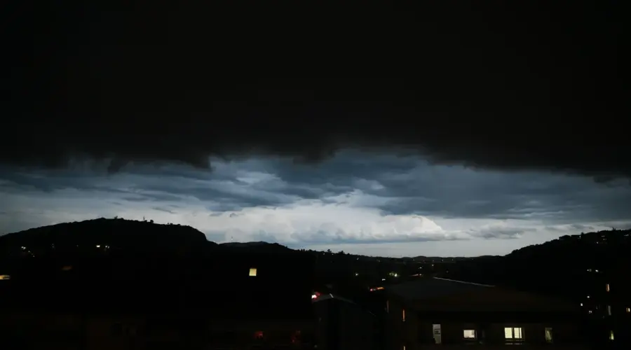 RHMZ najavio pljuskove i grmljavinu, u Beogradu već pljušti kiša