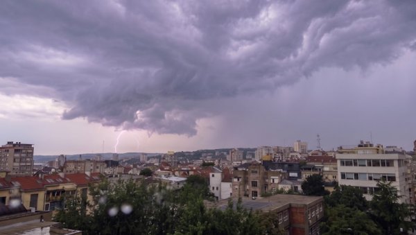 РХМЗ СЕ ХИТНО ОГЛАСИО: Грмљавинске непогоде стижу у Србију, дуваће олујни ветар, а могао би пасти и град