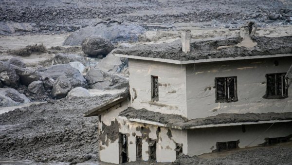 ОВО ЈЕ УЗРОК КАТАСТРОФЕ У НЕПАЛУ, КОЈИ ЛЕДИ КРВ У ЖИЛАМА: Најмање 160 људи погинуло, бујица вратила градове у камено доба