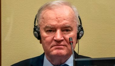 Ratko Mladić će biti sahranjen uz najviše državne i vojne počasti, mehanizam u Hagu naložio istragu o smrti, Vučić tražio da ga puste da umre u Srbiji, zahtev mu odbijen
