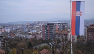 SEVERNA MITROVICA PONOVO NA UDARU: Bageri nelegalno ruše lokale, opština uputila apel!