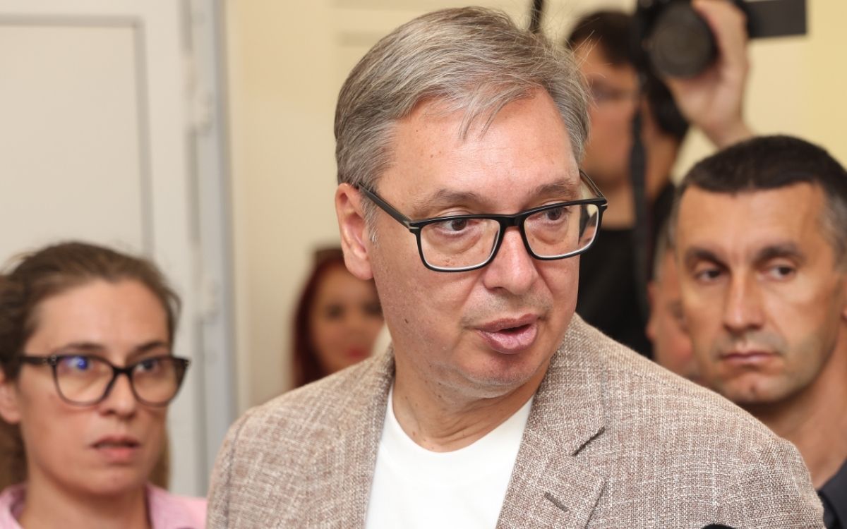 SKANDALOZNO: Kontroverzni izborni paravani kojima vlast želi da sakrije fotografisanje listića i “bugarske vozove” koštaće građane 7-8 miliona evra!