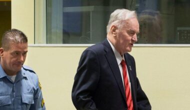 Smrt Ratka Mladića: U Bosni sudar dve stvarnosti, u Srbiji oprezno uz baklje